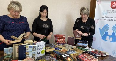 Зібрали понад сотню книг для нацгвардійців: працівники департаменту соцполітики долучились до акції «Книжковий донат» Про це повідомляє Вінницька міська рада