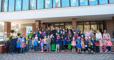 «Діти мають право на дитинство»: у Вінниці Гумштаб організував похід малечі до лялькового театру