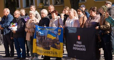 Пересувна виставка про героїчний захист Маріуполя відкрилась у Вінниці