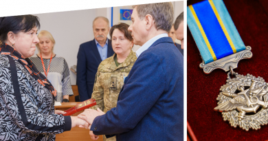 Дружина полеглого військового отримала посмертну відзнаку з рук вінницького міського голови