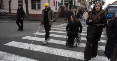 У центрі Вінниці ветеран Андрій Соловко перевірив доступність безбар’єрного маршруту