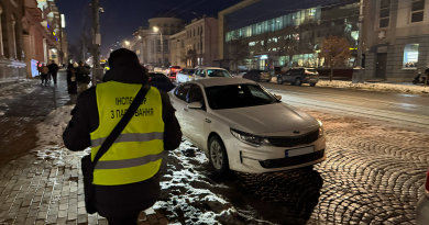 Взимку водіям варто суворо дотримуватися правил зупинки й стоянки транспорту