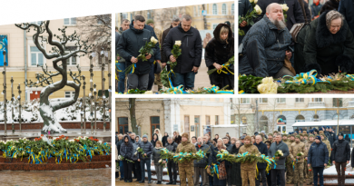 У Вінниці вшанували пам’ять Героїв Небесної Сотні та поклали квіти до «Дерева свободи»