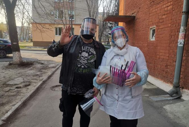 «Ми прикриваємо медиків»: вінничани почали безкоштовно виготовляти захисні щитки для лікарів