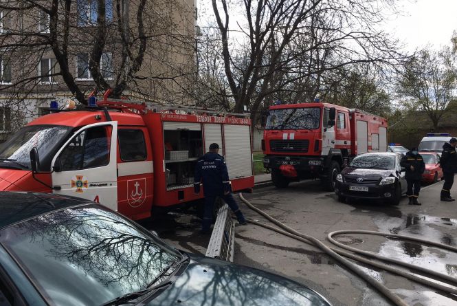 Масштабна пожежа на Слов’янці: три пожежні машини гасили квартиру