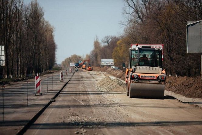 За Гайсином ремонтують дорогу. Водіїв попереджують про реверсний рух