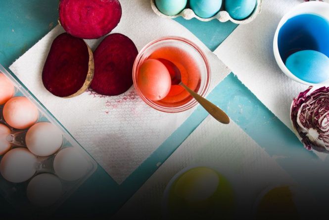 Якими натуральними барвниками можна пофарбувати крашанку