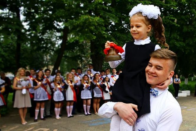 Без випускних та останніх дзвоників: як МОН пропонує завершити навчальний рік