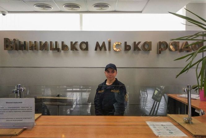 У мерію увірвався п’яний чоловік, облив бензином та витягнув запальничку