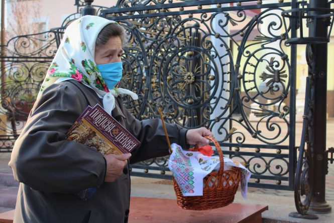 Помолилися і на вихід. Як у вінницьких храмах святкують Великдень