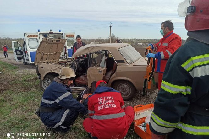 В Іллінецькому районі рятувальники «вирізали» потерплого з побитого авто