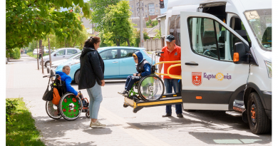 Понад 6,5 тисяч послуг за пів року від служби перевезення людей на кріслах колісних