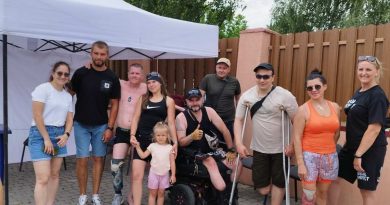Ветерани та ветеранки у Вінниці взяли участь у водній прогулянціна на SUP-дошках і човнах «драконах»