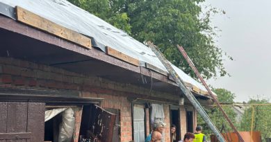 Наслідки падіння уламків дрона-камікадзе ліквідовують у Писарівці
