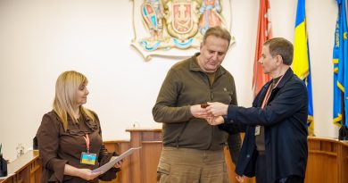 Лікар Юрій Козак отримав відзнаку Міністерства оборони України з рук міського голови