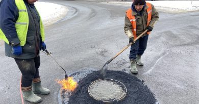 Вінницькі комунальники усувають пошкодження покриття холодним асфальтом і методом рециклінгу