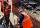На головних вулицях Вінниці комунальні служби прочищають водостічні системи