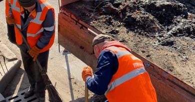 На головних вулицях Вінниці комунальні служби прочищають водостічні системи