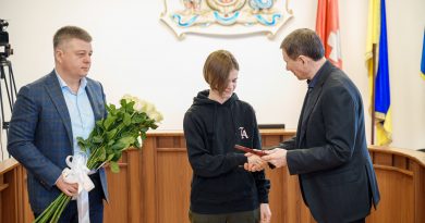 Студентку-медика у Вінниці нагородили за допомогу постраждалим під час атаки дронів