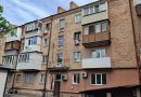 Після ворожого обстрілу у вінницьких багатоповерхівках замінюють вікна