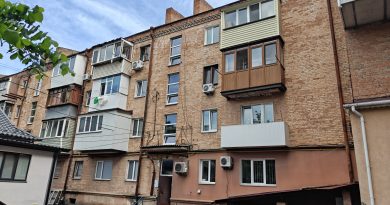 Після ворожого обстрілу у вінницьких багатоповерхівках замінюють вікна