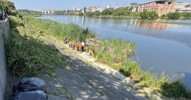 Спільними зусиллями: у Вінниці прибрали ділянку набережної