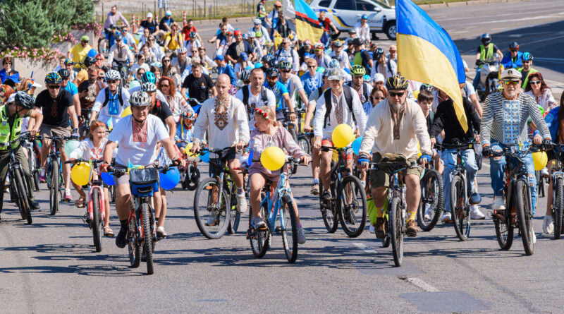 У Вінниці відродили «Велопарад у вишиванках»: майже 200 учасників проїхали містом до Дня Державного Прапора