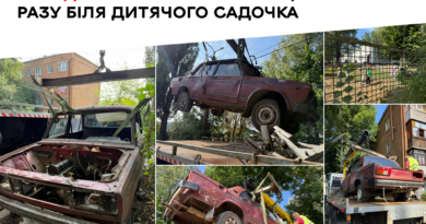 У Вінниці прибрали занедбаний ВАЗ, який понад п'ять років простояв біля дитячого садочка