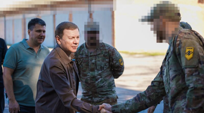 Десята передача для «Азову»: Вінниця та гуманітарний штаб передали бригаді пікапи, FPV-дрони й розвідувальні квадрокоптери