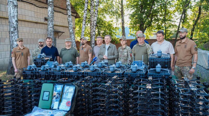 Три підрозділи Сил оборони отримали від Вінниці 400 FPV-дронів, 20 квадрокоптерів Matrice 4T та тактичні медрюкзаки