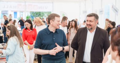 У Вінниці стартував ювілейний XV VinBookFest: книжкове свято під гаслом «Час відкриттів» зібрало видавців та письменників з усієї України