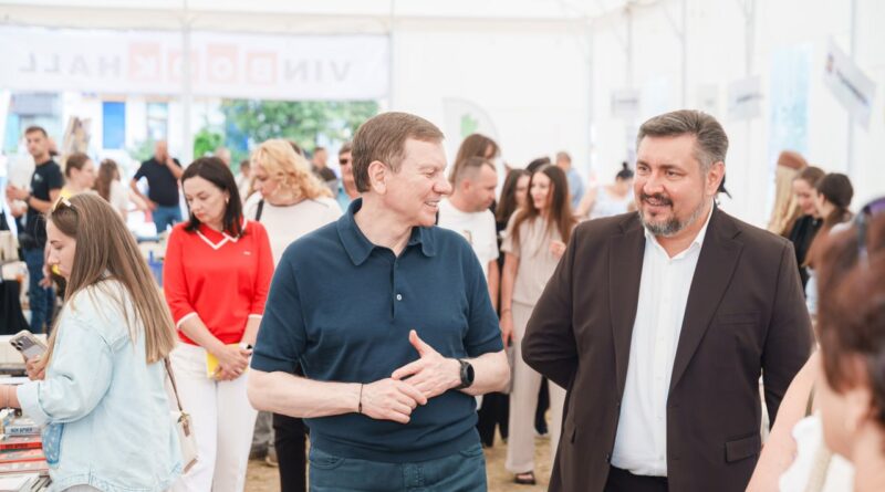 У Вінниці стартував ювілейний XV VinBookFest: книжкове свято під гаслом «Час відкриттів» зібрало видавців та письменників з усієї України