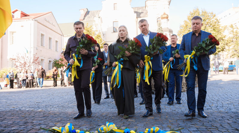 У Вінниці вшанували полеглих Героїв: хвилина мовчання, квіти та молебень за захисників