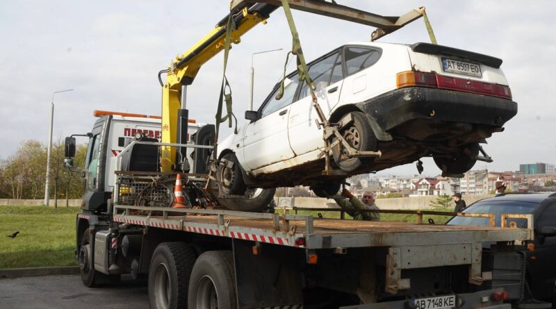 У Вінниці ще три занедбані автівки перевезли на спецмайданчик, вісім власників прибрали самостійно