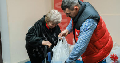 До Дня людей старшого віку самотнім вінничанам передали пакунки з продуктами й гігієною